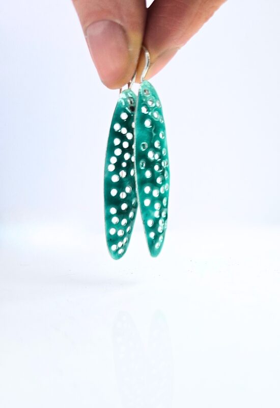 Gari sudraba auskari ar tirkīza krāsas emalju – 925. proves sudrabs, skulpturālas autorrotas, unikāls dizains